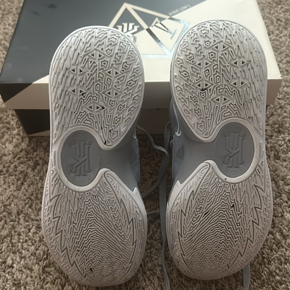 Women’s, Men’s Kyrie basketball shoes. - Picture 4 of 6